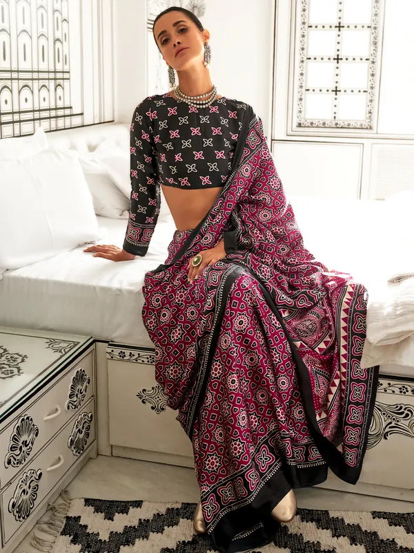 Women's_Crepe_Pink_Printed_Designer_Saree_With_Blouse_Piece