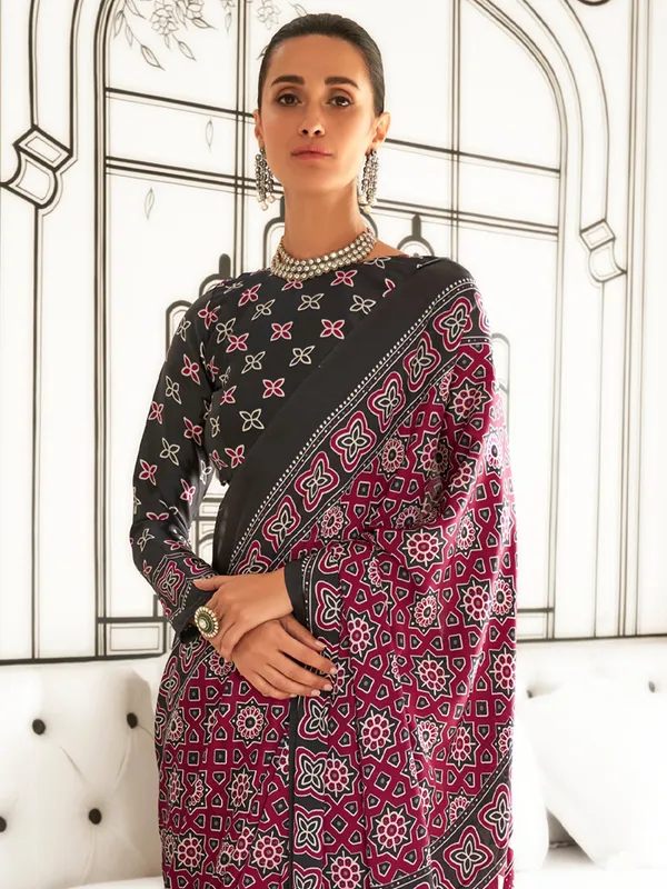 Women's_Crepe_Pink_Printed_Designer_Saree_With_Blouse_Piece