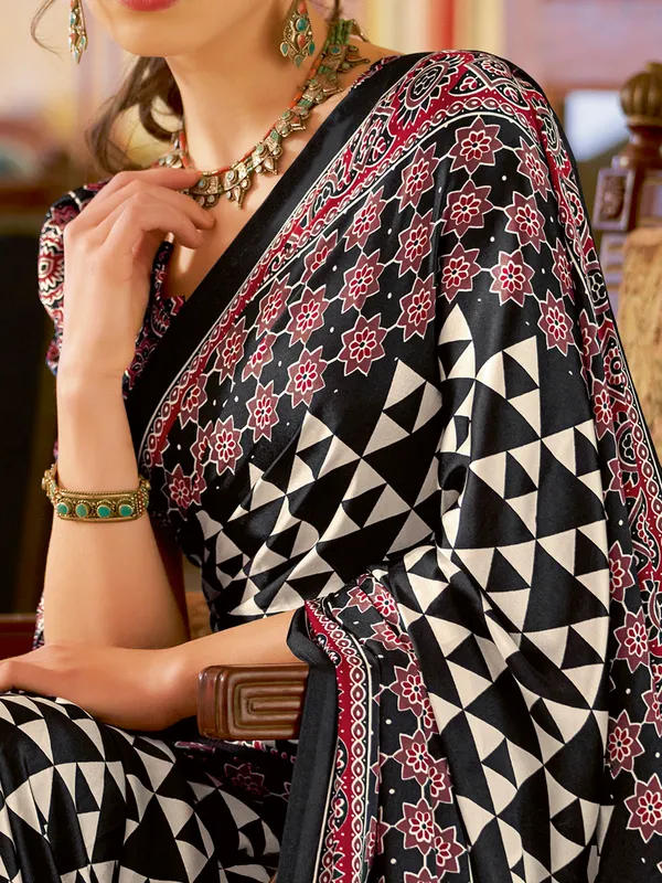 Women's_Crepe_Black_Printed_Designer_Saree_With_Blouse_Piece
