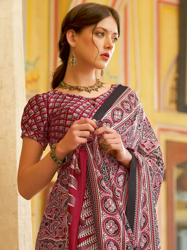 Women's_Crepe_Red_Printed_Designer_Saree_With_Blouse_Piece