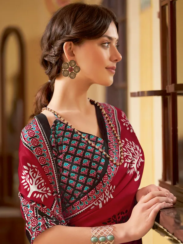 Women's_Crepe_Red_Printed_Designer_Saree_With_Blouse_Piece