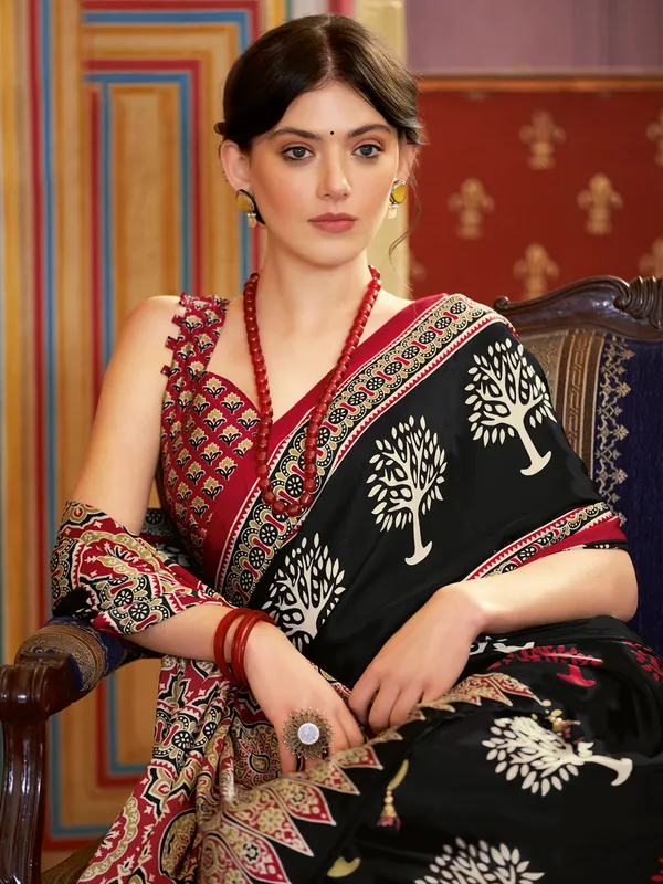 Women's_Crepe_Black_Printed_Designer_Saree_With_Blouse_Piece