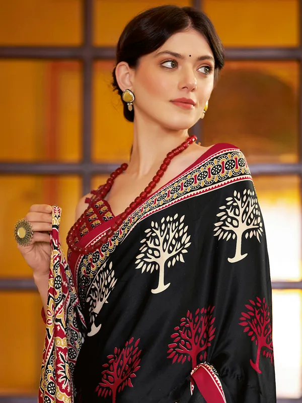 Women's_Crepe_Black_Printed_Designer_Saree_With_Blouse_Piece