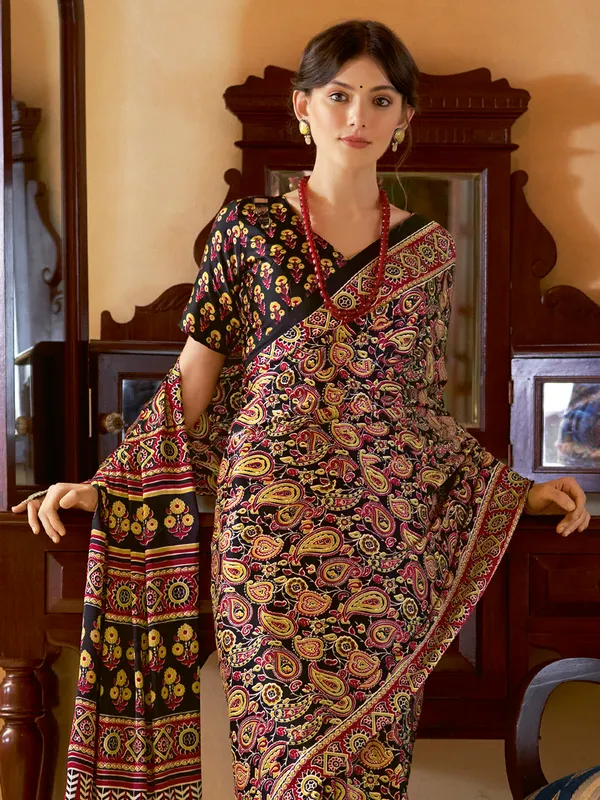 Women's_Crepe_Black_Printed_Designer_Saree_With_Blouse_Piece