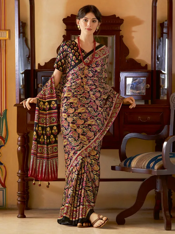 Women's_Crepe_Black_Printed_Designer_Saree_With_Blouse_Piece
