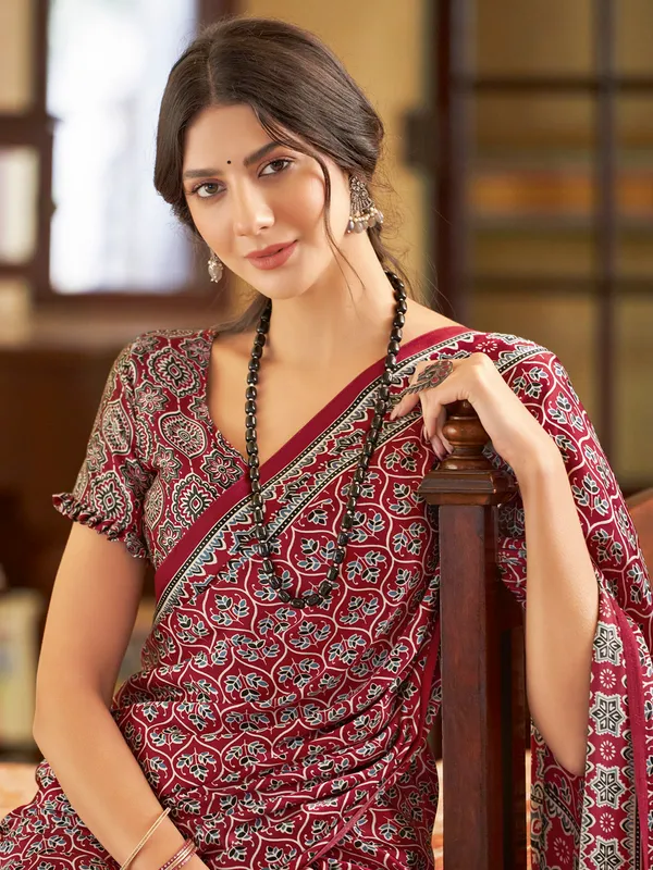 Women's_Crepe_Red_Printed_Designer_Saree_With_Blouse_Piece