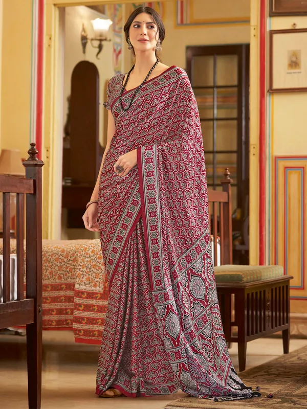 Women's_Crepe_Red_Printed_Designer_Saree_With_Blouse_Piece