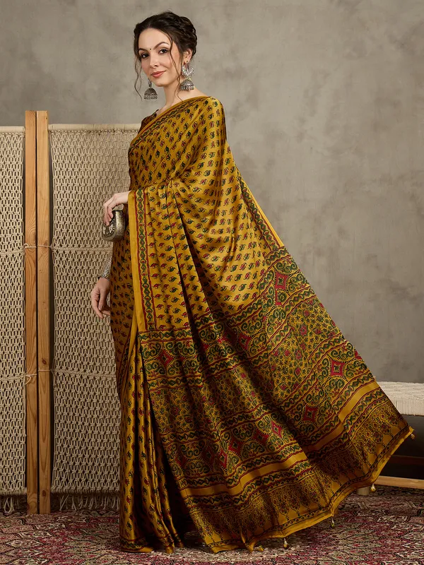 Women's_Pure_Crepe_Mustard_Printed_Designer_Saree_With_Blouse_Piece