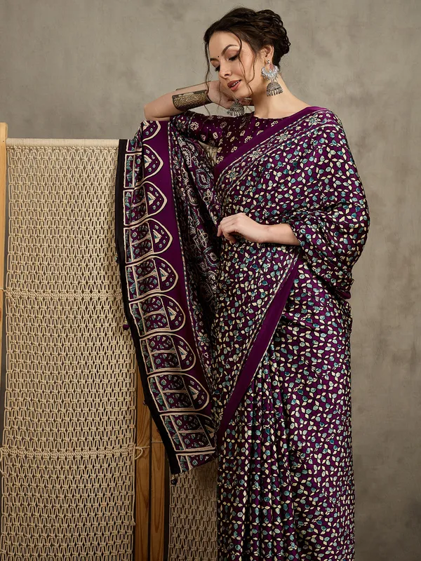Women's_Pure_Crepe_Magenta_Printed_Designer_Saree_With_Blouse_Piece