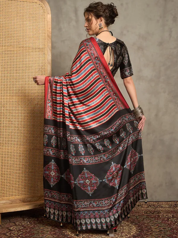 Women's_Pure_Crepe_Maroon_Printed_Designer_Saree_With_Blouse_Piece