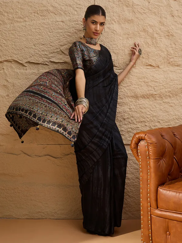 Women's_Crepe_Black_Printed_Designer_Saree_With_Blouse_Piece