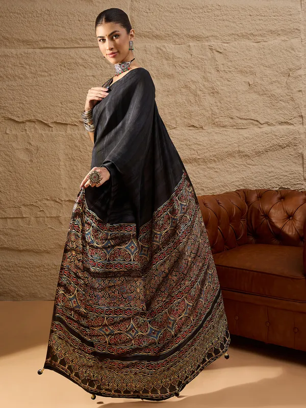 Women's_Crepe_Black_Printed_Designer_Saree_With_Blouse_Piece