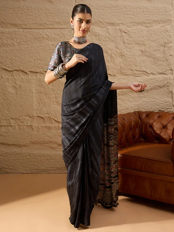 Women's_Crepe_Black_Printed_Designer_Saree_With_Blouse_Piece
