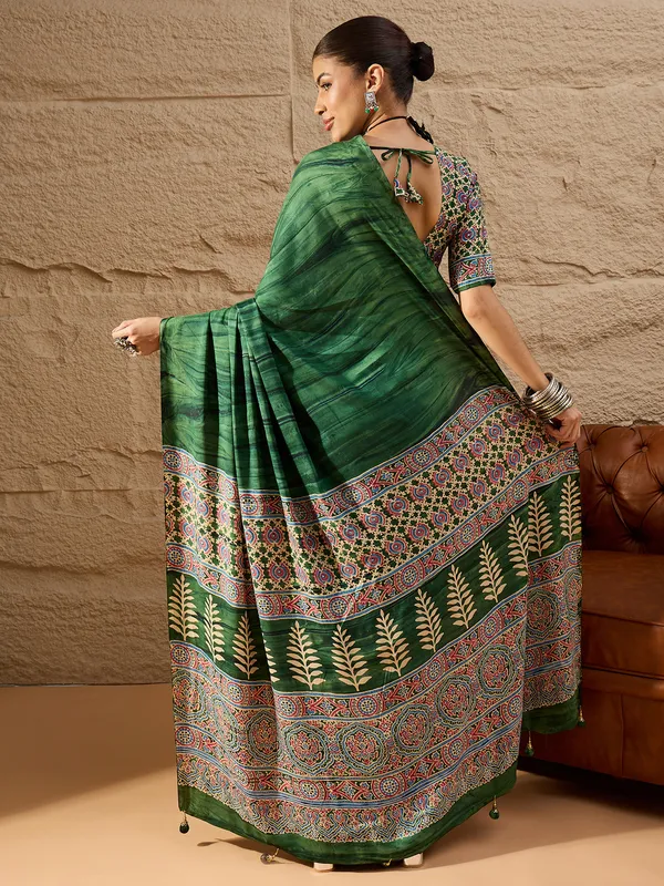 Women's_Crepe_Green_Printed_Designer_Saree_With_Blouse_Piece