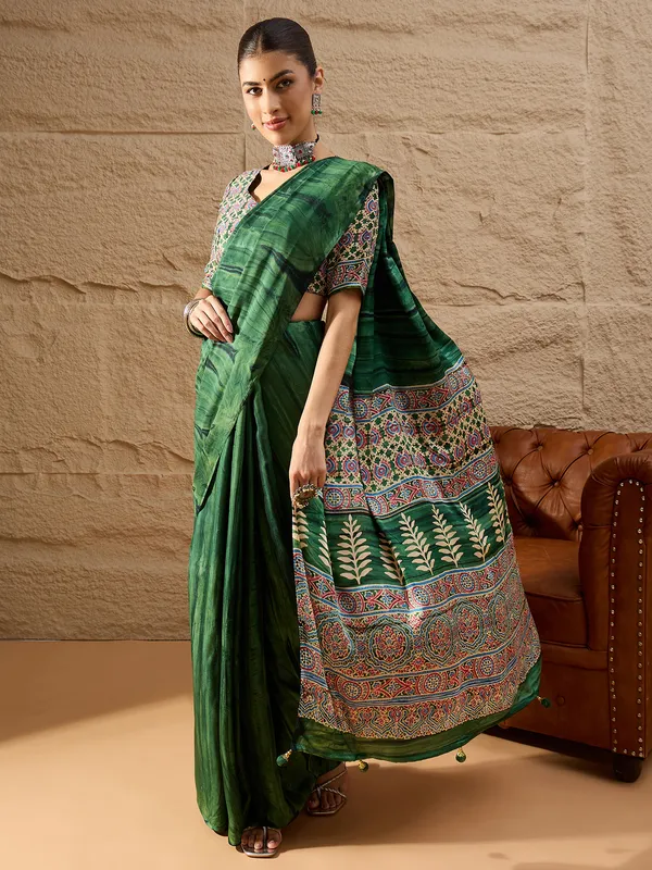 Women's_Crepe_Green_Printed_Designer_Saree_With_Blouse_Piece