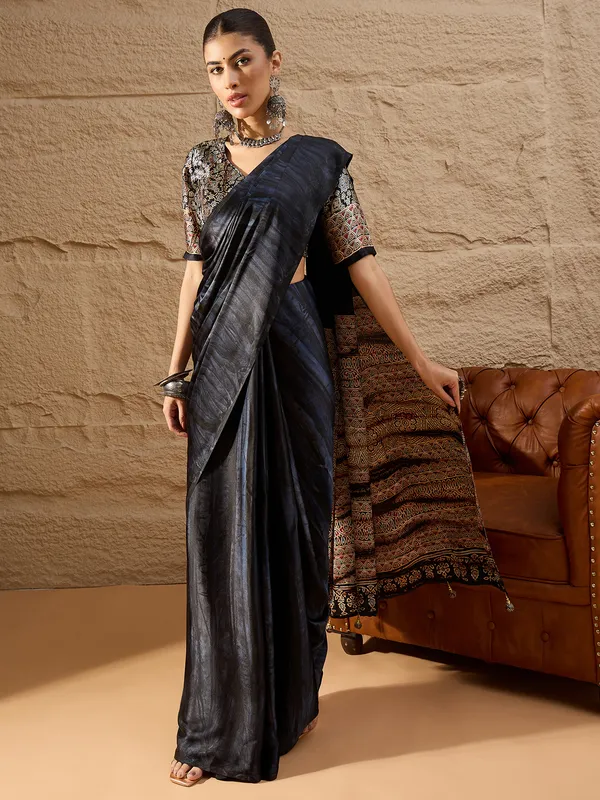 Women's_Crepe_Black_Printed_Designer_Saree_With_Blouse_Piece