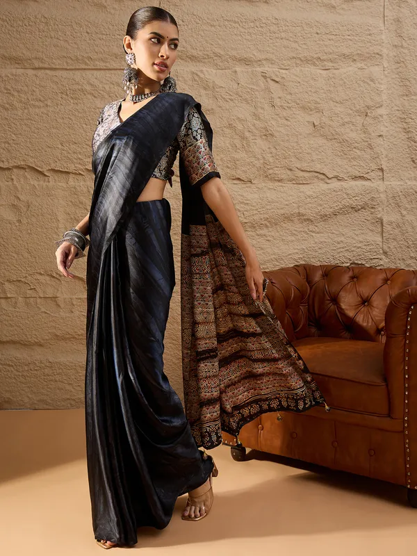 Women's_Crepe_Black_Printed_Designer_Saree_With_Blouse_Piece