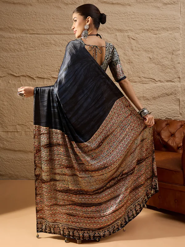 Women's_Crepe_Black_Printed_Designer_Saree_With_Blouse_Piece