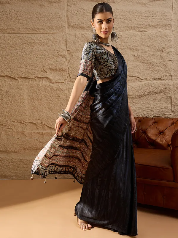 Women's_Crepe_Black_Printed_Designer_Saree_With_Blouse_Piece