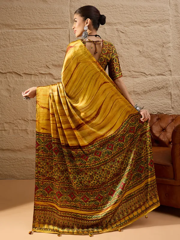 Women's_Crepe_Mustard_Printed_Designer_Saree_With_Blouse_Piece
