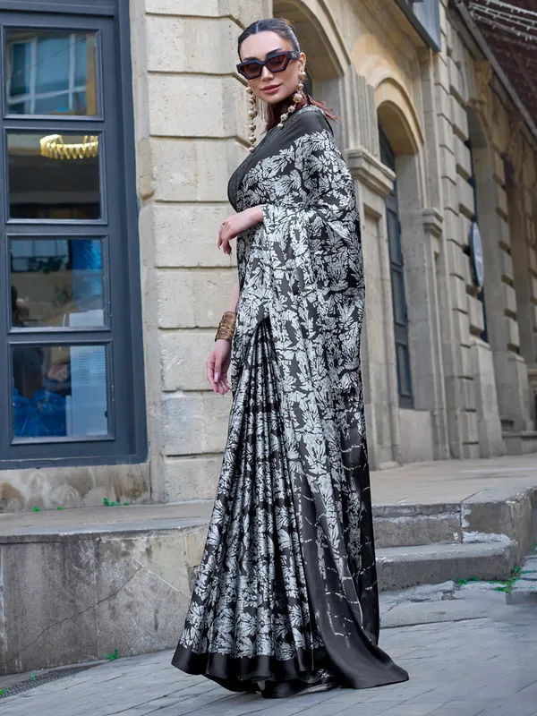 Women's_Crepe_Grey_Printed_Designer_Saree_With_Blouse_Piece
