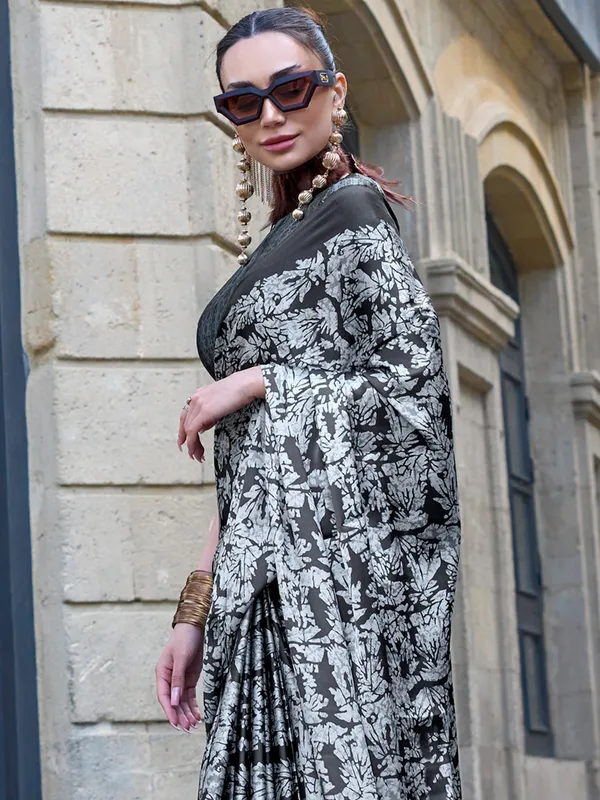 Women's_Crepe_Grey_Printed_Designer_Saree_With_Blouse_Piece