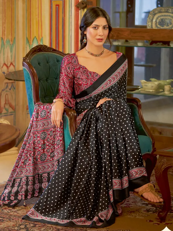 Women's_Crepe_Black_Printed_Designer_Saree_With_Blouse_Piece