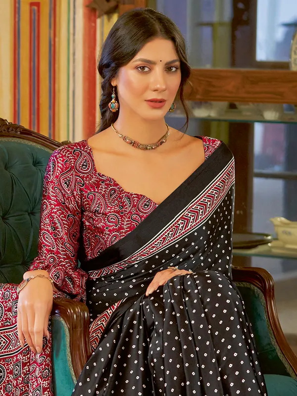 Women's_Crepe_Black_Printed_Designer_Saree_With_Blouse_Piece