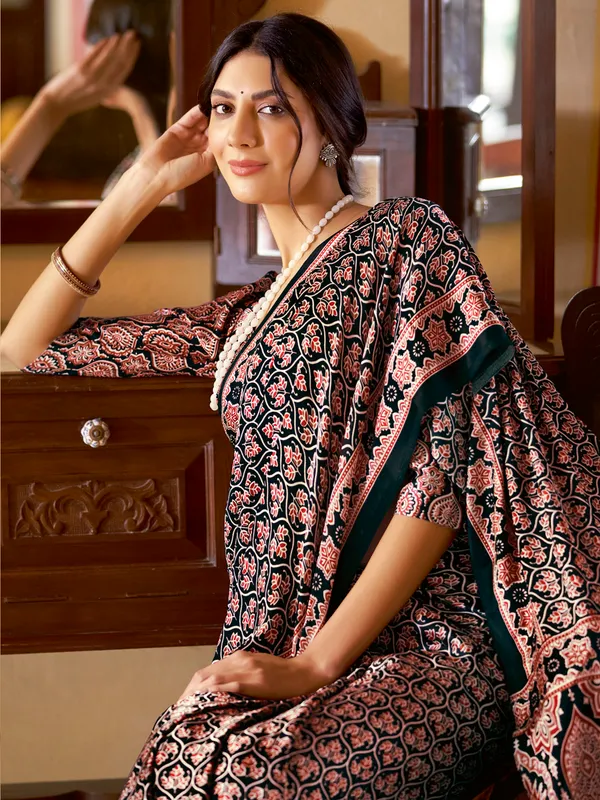 Women's_Crepe_Black_Printed_Designer_Saree_With_Blouse_Piece