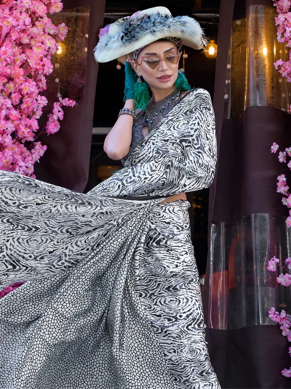 Women's_Crepe_Off_White_Printed_Designer_Saree_With_Blouse_Piece