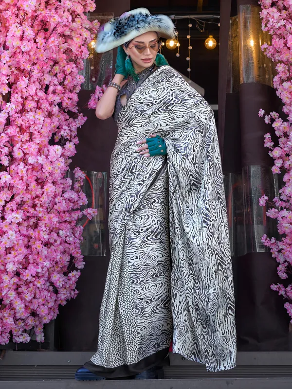 Women's_Crepe_Off_White_Printed_Designer_Saree_With_Blouse_Piece
