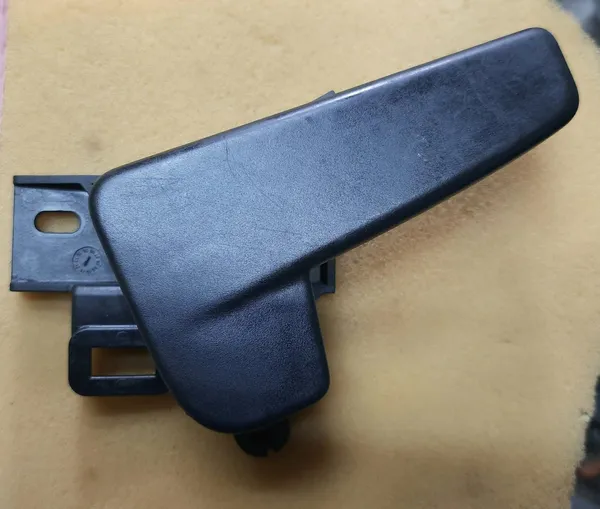 Volkswagen_Polo_Bonnet_Release_Handle