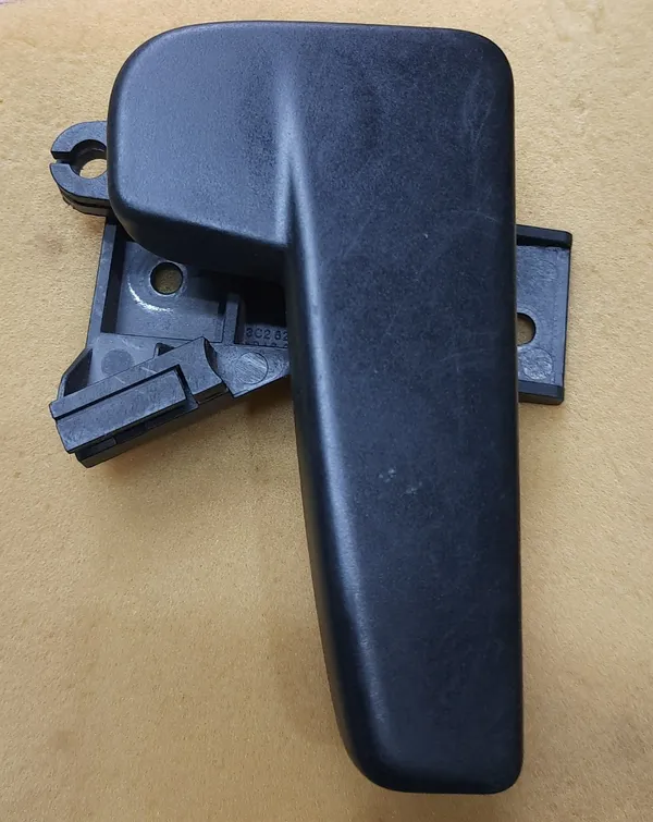 Volkswagen_Polo_Bonnet_Release_Handle