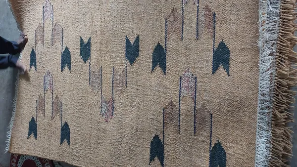 Kusha_Weave_Natural_Vetiver_Rug_(Arrow)_Handwoven_Cooling_Carpet_And_Plastic-Free,_Air_Purifying,_Fragrant,_Sustainable_Sturdy_Washable_Floor_Mat