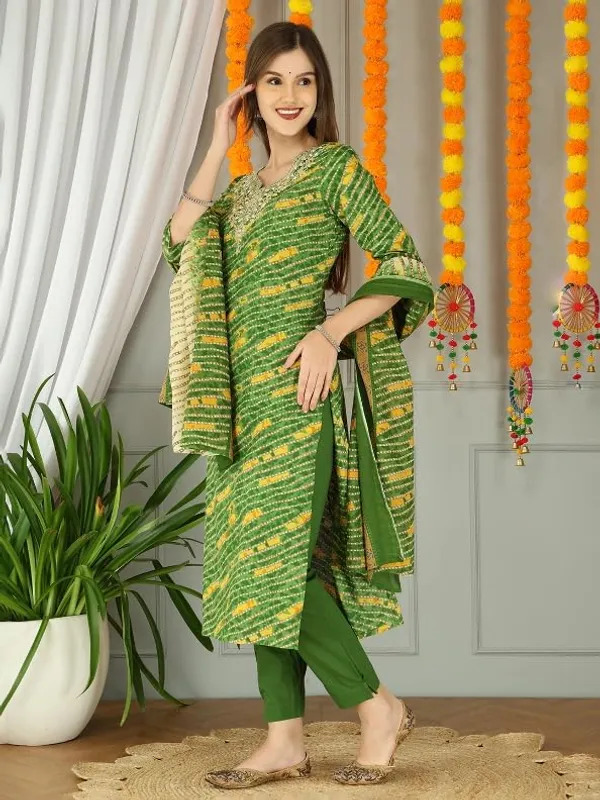 Green_Trendy_Floral_Screen_Print_Cotton_Straight_Kurta_With_Pant_And_Dupatta_For_Women