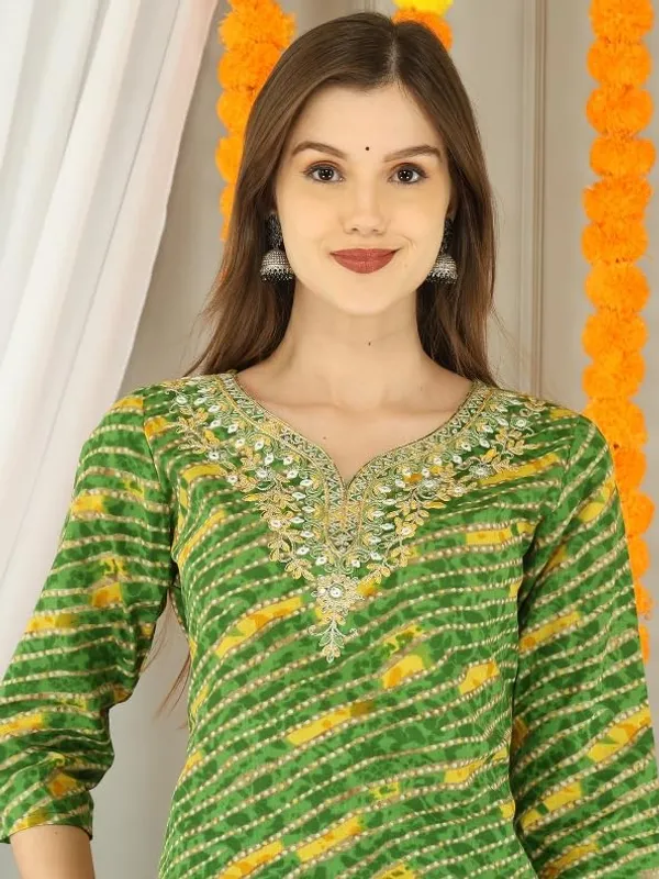 Green_Trendy_Floral_Screen_Print_Cotton_Straight_Kurta_With_Pant_And_Dupatta_For_Women
