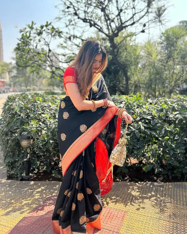 Banarasi_Soft_Silk_BLACK-RED_Premium-Fancy_Saree_With_Blouse_For_Women
