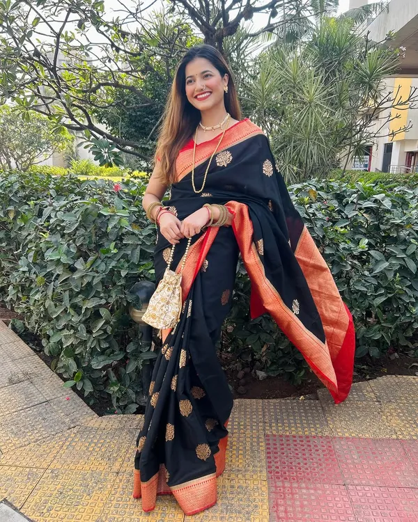 Banarasi_Soft_Silk_BLACK-RED_Premium-Fancy_Saree_With_Blouse_For_Women
