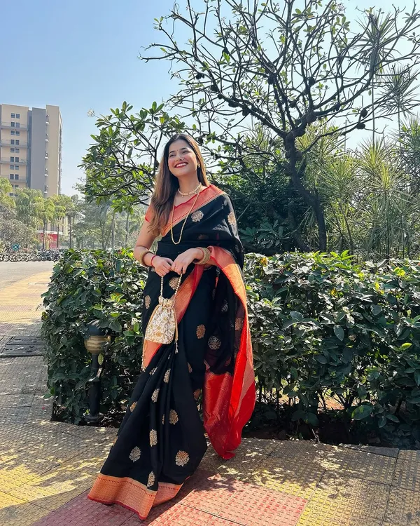 Banarasi_Soft_Silk_BLACK-RED_Premium-Fancy_Saree_With_Blouse_For_Women