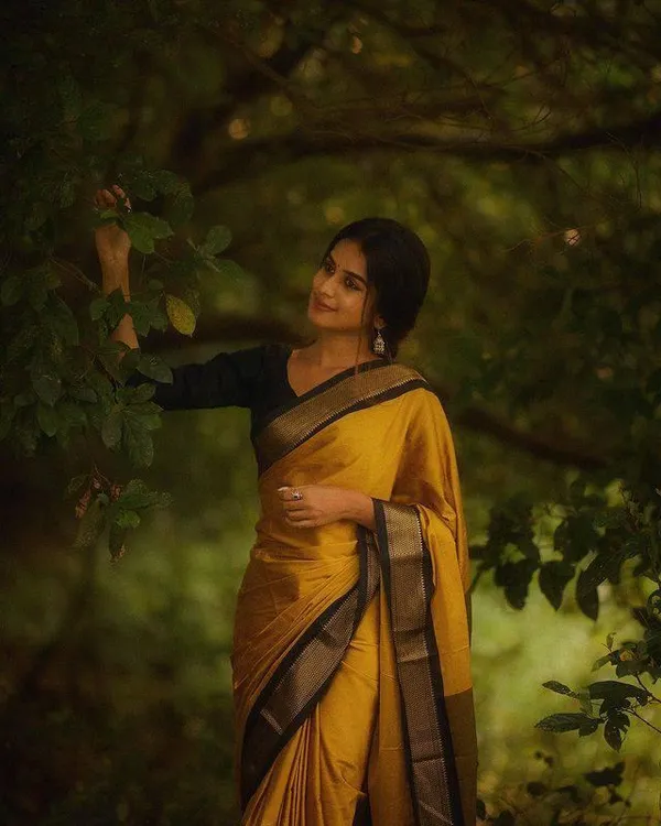 Banarasi_Soft_Silk_YELLOW-BLACK_Premium-Fancy_Saree_With_Blouse_For_Women