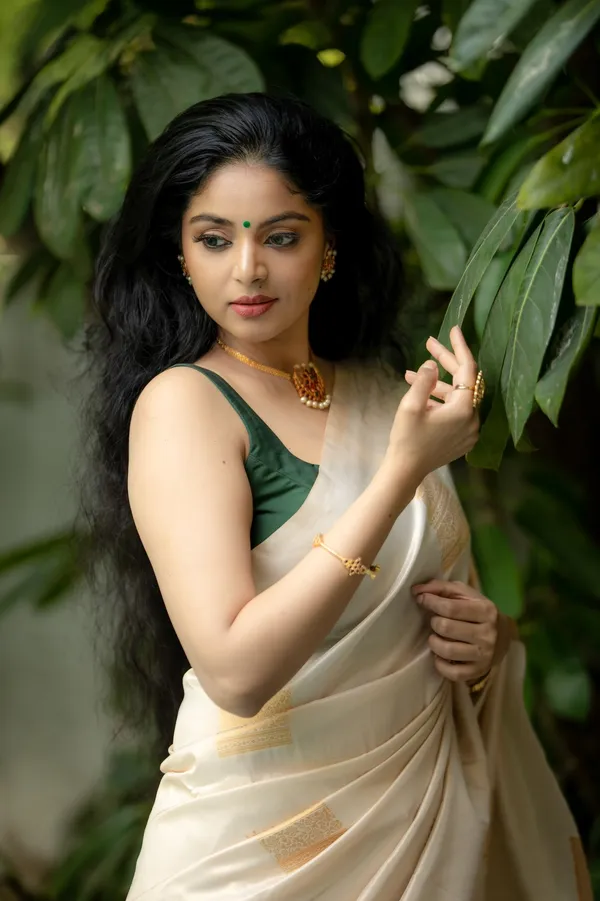 Banarasi_Soft_Silk_OFFWIGHT_Premium-Fancy_Saree_With_Blouse_For_Women