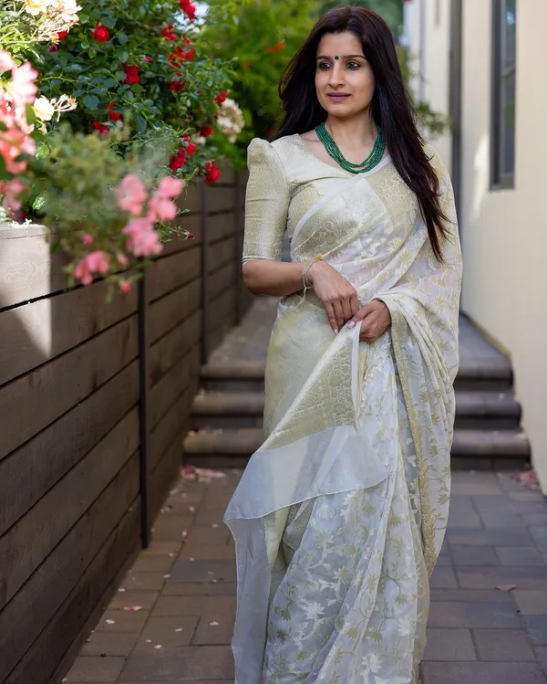 Pure_Soft_Cotton_WHITE_Premium-Fancy_Saree_With_Blouse_For_Women