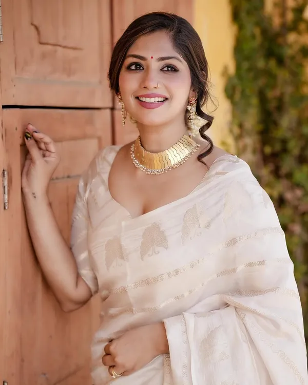 Banarasi_Soft_Silk_OFF-WHITE_Premium-Fancy_Saree_With_Blouse_For_Women