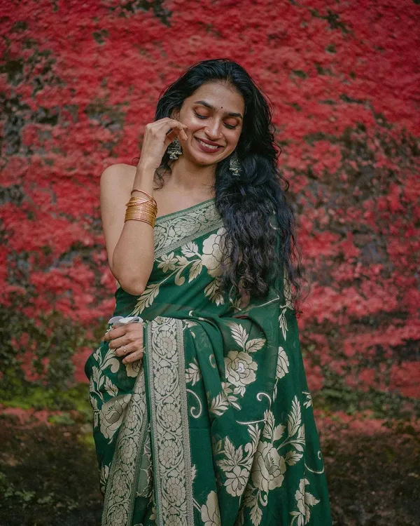 Banarasi_Soft_Silk_BOTTLE-GREEN_Premium-Fancy_Saree_With_Blouse_For_Women