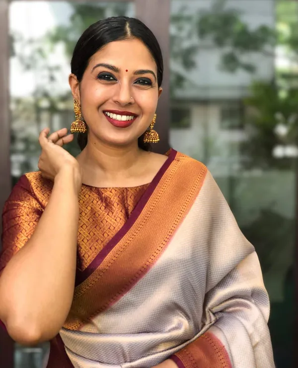 Banarasi_Soft_Silk_OFFWIGHT-WINE_Premium-Fancy_Saree_With_Blouse_For_Women