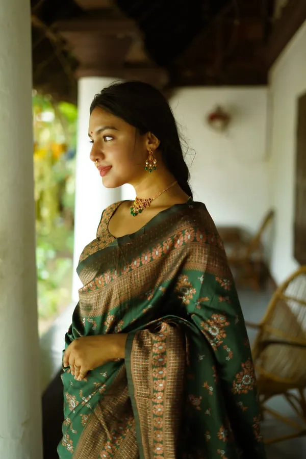 Banarasi_Soft_Silk_GREEN_Premium-Fancy_Saree_With_Blouse_For_Women