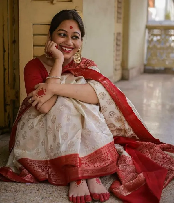 Banarasi_Soft_Silk_OFF-WHITE-RED_Premium-Fancy_Saree_With_Blouse_For_Women