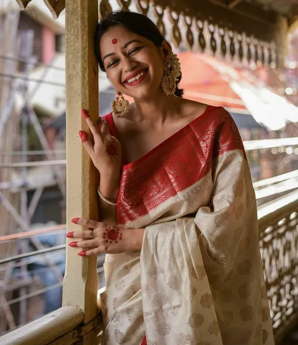 Banarasi_Soft_Silk_OFF-WHITE-RED_Premium-Fancy_Saree_With_Blouse_For_Women