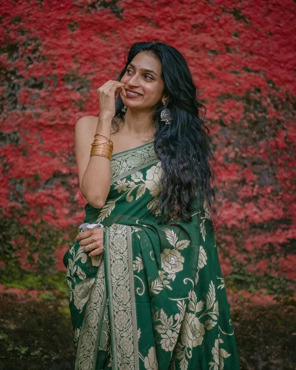 Banarasi_Soft_Silk_BOTTLE-GREEN_Premium-Fancy_Saree_With_Blouse_For_Women