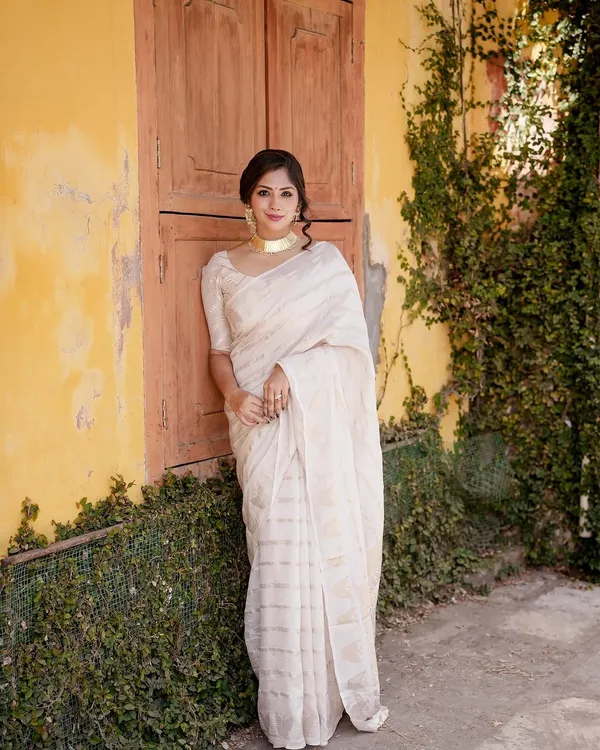 Banarasi_Soft_Silk_OFF-WHITE_Premium-Fancy_Saree_With_Blouse_For_Women